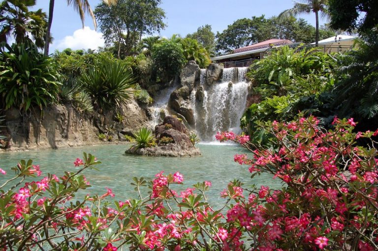 cascade-jardin-botanique-deshaies-bungalows-gites-guadeloupe